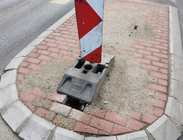 Kitörtek egy kikerülés jelző KRESZ táblát a Kállói úton a vasúti átjáró után