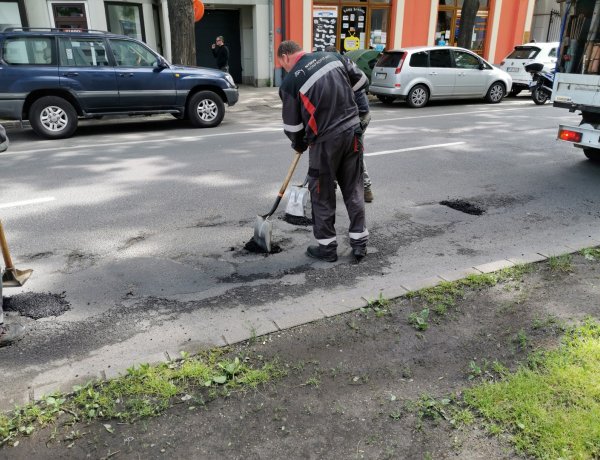 Kátyúzási munkálatokat végeztek a Luther tér, a Luther utca és a Szent István utcán 