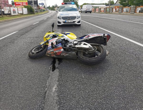 Motoros ütközött autóval a Pazonyi úton - Több métert csúszott a motoros