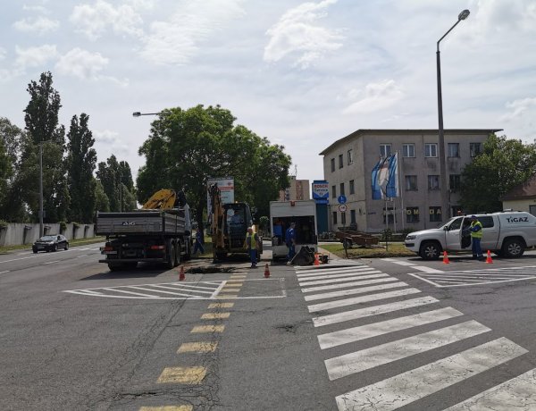 Friss! A Korányi és a Krúdy utca csomópontjában végez munkálatokat a Nyírségvíz