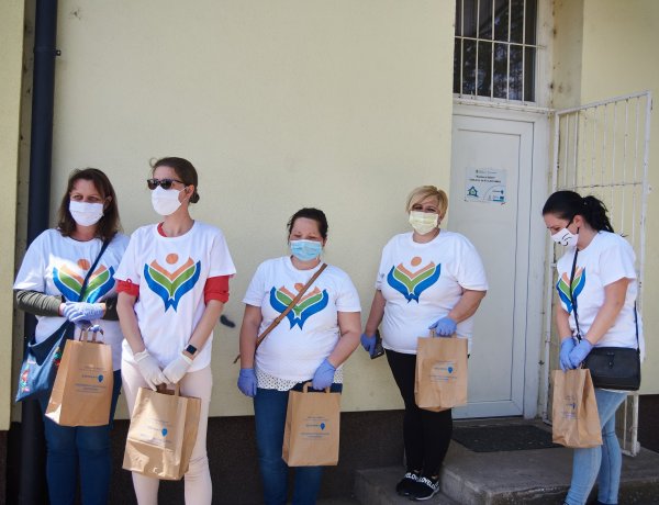 Védőeszközöket: fertőtlenítőt, maszkot, kesztyűt osztottak a Huszár lakótelepen is