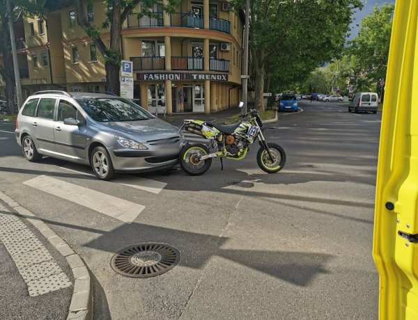 Megsérült a motoros, akibe hátulról ütközött bele egy személygépkocsi a Vasvárin