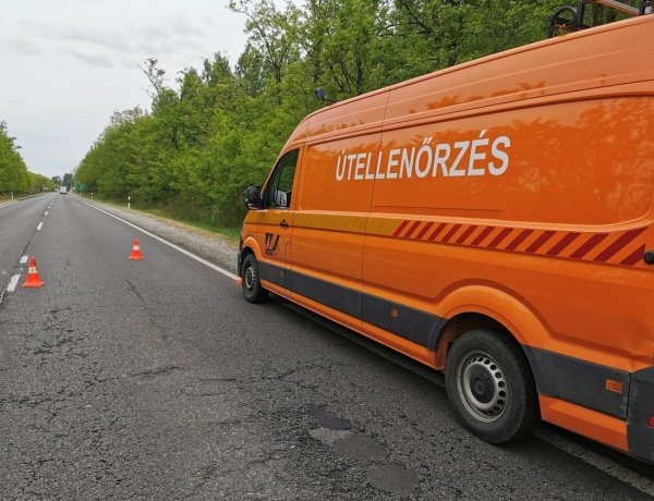 Kátyúzási munkálatokat végeznek a Magyar Közút munkatársai a 4-es főúton