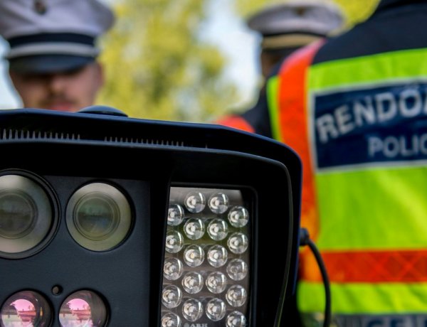 A veszélyhelyzet alatt kevesebb volt a baleset, de több a gyorshajtás