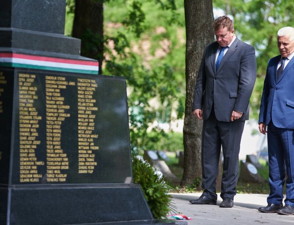 Szerte Nyíregyházán koszorúzásokat tartottak a Hősök Napja tiszteletére