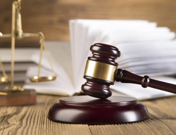 Áramütés okozta egy 1 éves gyermek halálát - Vádat emeltek az apa ellen