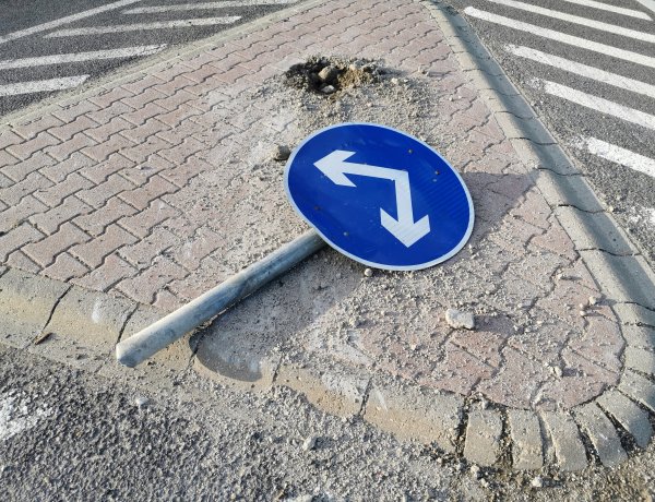 Kitörte a táblát, majd elhajtott a helyszínről - A szalagkorlát is megrongálódott