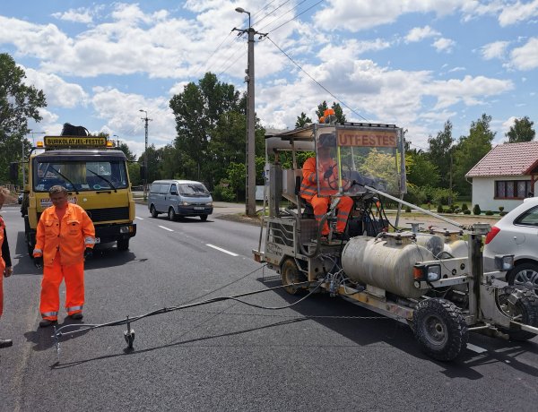 Burkolatjelek festése - Nyírteleknél folyamatosan dolgoznak a szakemberek