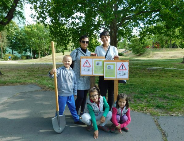 A Robinson dombon több civil szervezet összefogásával kihelyezésre került 2db fatábla