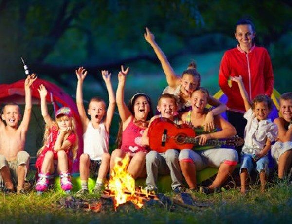 Ilyen táborokban nyaralnak idén a gyerekek – Fontos adatok összegezve