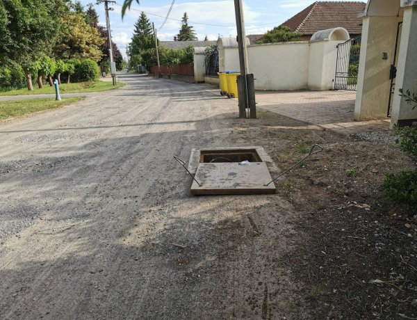 Állampolgári bejelentés: lezáratlan aknafedlap veszélyeztette a közlekedést Oroson