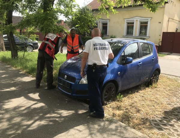 Folytatódik a rendszám nélküli roncsautók elszállítása Nyíregyházán