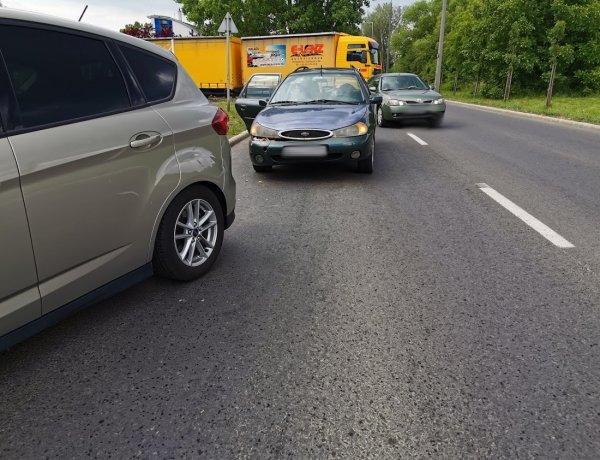 Jelentős anyagi kárral járó baleset történt Nyíregyházán, a Törzs utcán