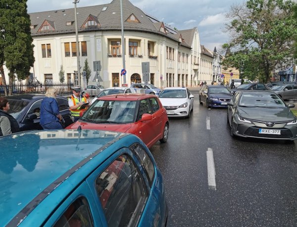 Baleset a Bethlen Gábor utcán - Szabálytalan sávváltás miatt ütközött két autó