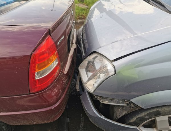 Ráfutásos baleset az Orosi úton - Három autó csúszott egymásba