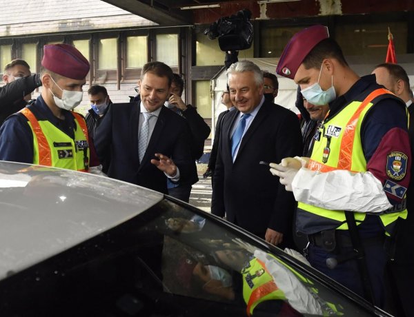 Reggel nyolc órától korlátozás nélkül megnyíltak a magyar-szlovák határátkelők