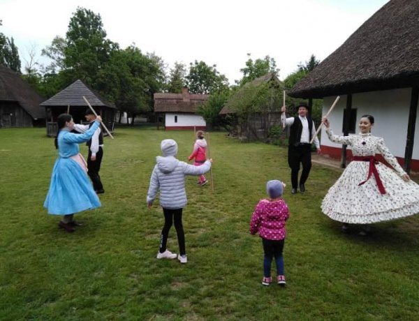 Tábor a sóstói skanzenben - Maximum 15 fős kiscsoportra osztva tartják foglalkozásaikat