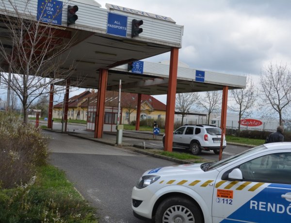 Négy órát kell várakozniuk a személygépkocsival Romániából Magyarországra érkezőknek