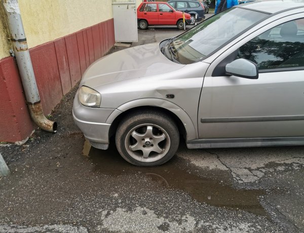 Nem rögzítette az autót parkoláskor - Neki gurult egy másik gépjárműnek