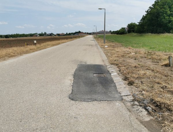 Folyamatos munkálatok Oroson - Szintbe helyezik a csatornafedeleket 