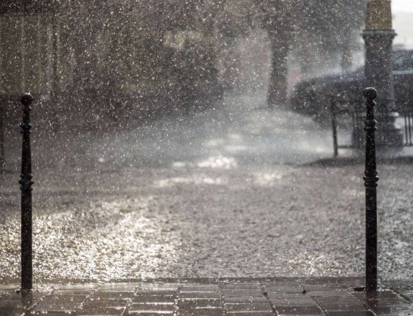 Másodfokú riasztásokat adtak ki felhőszakadás veszélye miatt