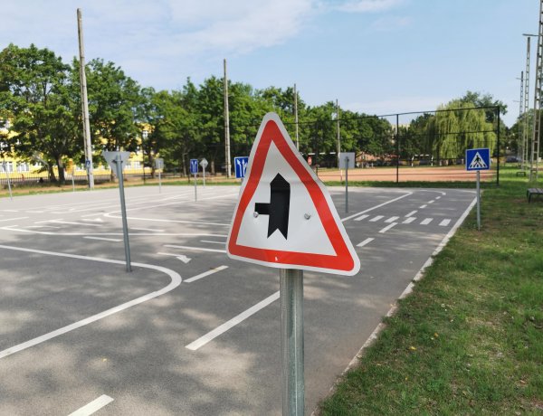 Megrongált táblák - Ismeretlenek komoly kárt okoztak a Krúdy utcán