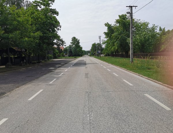 Nyitott kerékpársáv - Fokozott figyelemmel közlekedjenek a Fürdő utcán