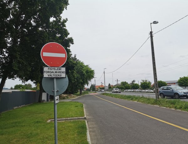 Figyelem, egyirányú utca - Sokan a forgalommal szemben haladnak a Tünde utcánál