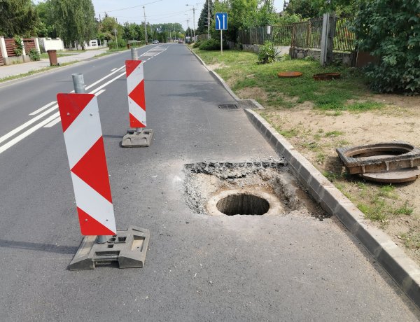 Csatornafedelet javítanak a Korányi Frigyes utcán - Óvatosan közlekedjenek