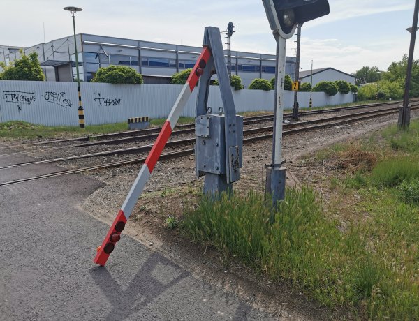 Letört a sorompó a Bogyó utcánál - Anyagfáradás okozta a problémát