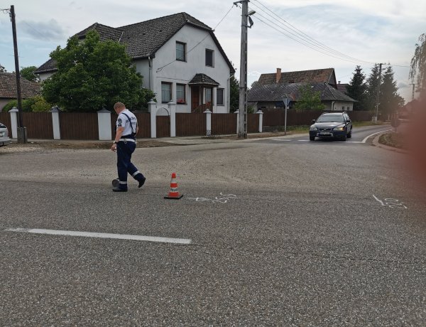 Baleset Oroson - Egy autó és egy kerékpáros ütközött a Fő utcánál