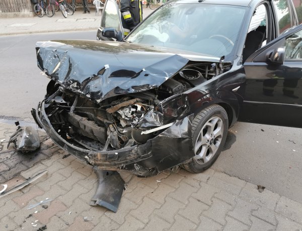 Totálkár - Két autó ütközött Nagykállóban, ketten megsérültek a balesetben