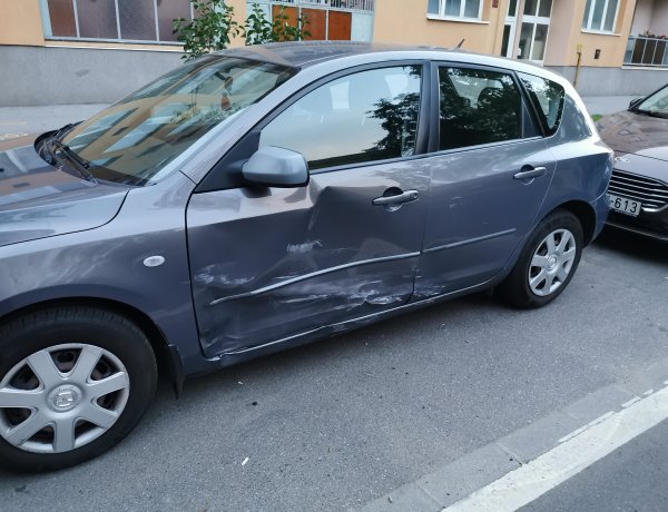 Bekattant a kormányzár - Irányíthatatlanná vált a vontatott jármű