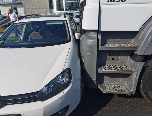 Maga előtt tolta az autót a tehergépjármű - Szabálytalan volt a sávváltás