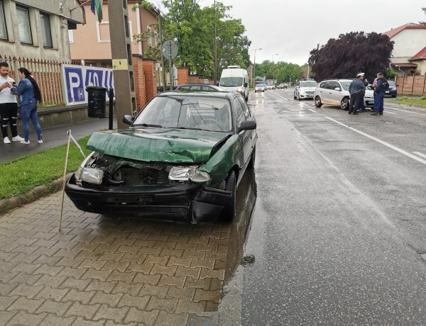 Nem adott elsőbbséget a kikanyarodó autó - Baleset a Nagyvárad utcánál