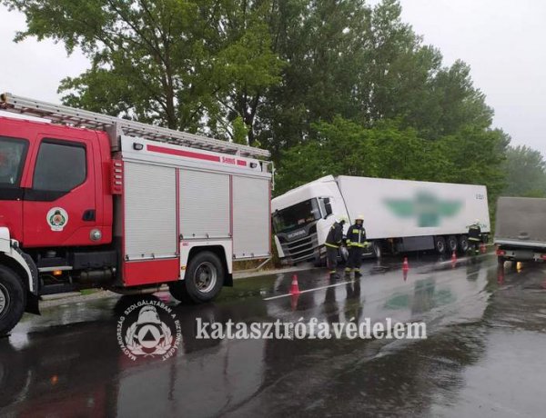 Műszaki mentés a Simai úton – Árokba csúszott egy kamion csütörtök délelőtt Nyíregyházán
