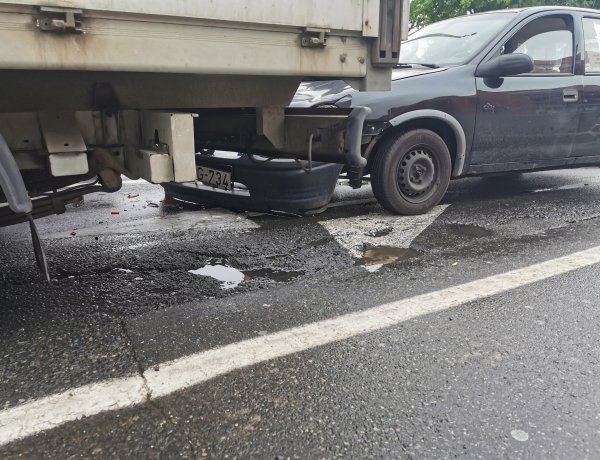 Ütközés a Vay Ádám körúton - Egy autó csúszott egy kisteherautóba