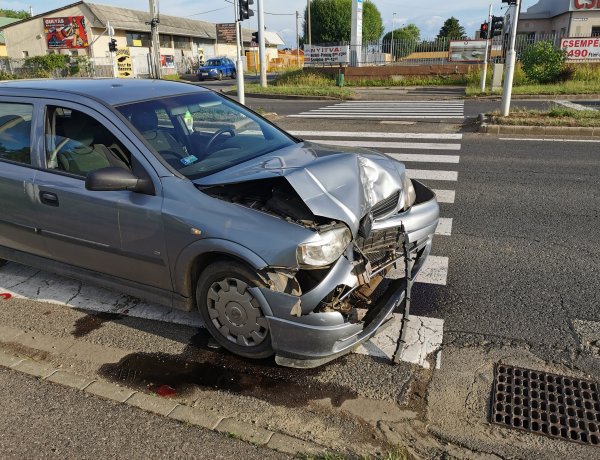 Baleset a 41-es számú főúton - Két autó csúszott egymásba, az egyik a járdára repült