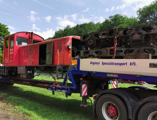 Teherautón a kisvonat - Szolnokra viszik kiállításra az egyik szerelvényt