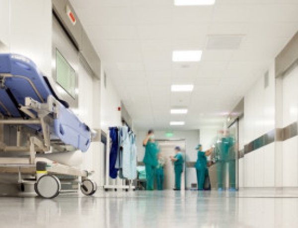 Feloldotta a kórházi látogatási tilalmat az országos tiszti főorvos