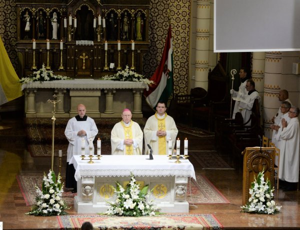 Képeken az Úrnapi ünnepi szentmise a Magyarok Nagyasszonya-társszékesegyházban