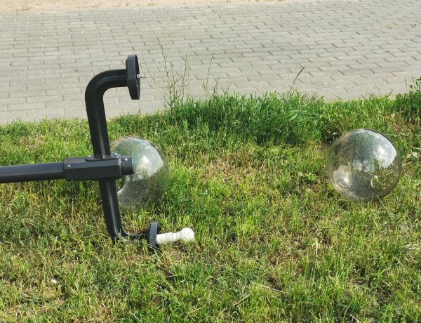 Kitört kandeláber - Tolatás közben egy autó ment neki a Fazekas János téren