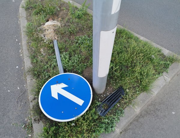 Terelőtábla a földön - Kitörte egy autós, majd elhajtott a helyszínről