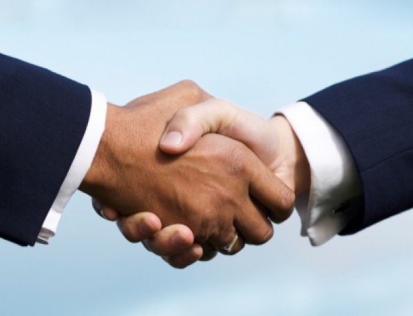 Lassan elbúcsúzhatunk a vírus alatt elterjedt új, járványbarát köszönési formáktól