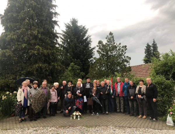 Koszorúkkal, énekkel, tűzgyújtással emlékeztek az orosiak a békediktátum centenáriumán