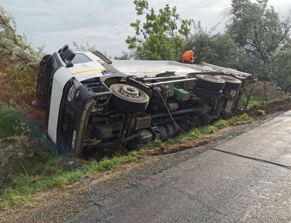 Árokban egy teherautó - Az ázott padka nem bírta el a járművet 