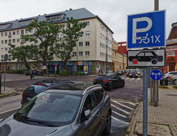 Sok a tilosban parkoló autó - Büntetik azokat, akik szabálytalanul állnak meg