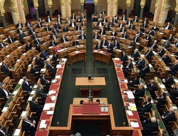 Elfogadta a parlament 192 igen szavazattal: megszűnik a veszélyhelyzet