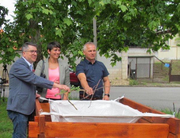 Átadták az első megújult Zöldhulladék-gyűjtő Pontot Nyíregyházán, a Kodály Zoltán utcán