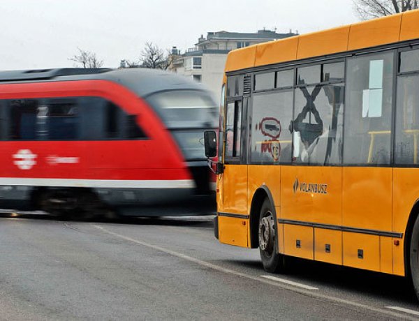 Decemberig okmányuk friss érvényesítése nélkül is kedvezményesen utazhatnak a jogosultak